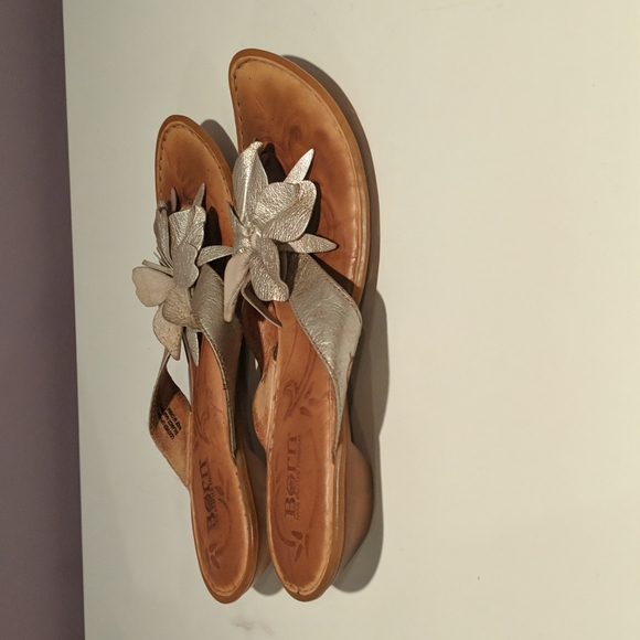 Born gold sandals with flower - Picture 2 of 4
